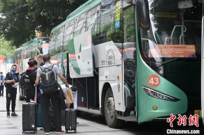 裴会长很是认真的说道：你看人家两个人，都是一表人才，虽说也都快五十了，但看着都跟四十岁左右似的，而且也都是旅美归国的高材生，肯定有更多的共同话题，而且我听说他俩都丧偶，这简直般配的不能在般配了。